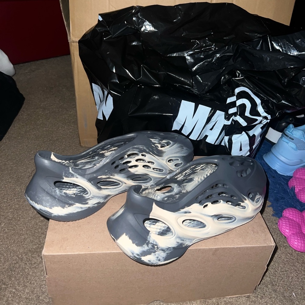 New
Size 10 Men
2021 Yeezy Foam Runner 'MXT Moon
Grey' $430 on GOAT FIRST COME! - Picture 1 of 6